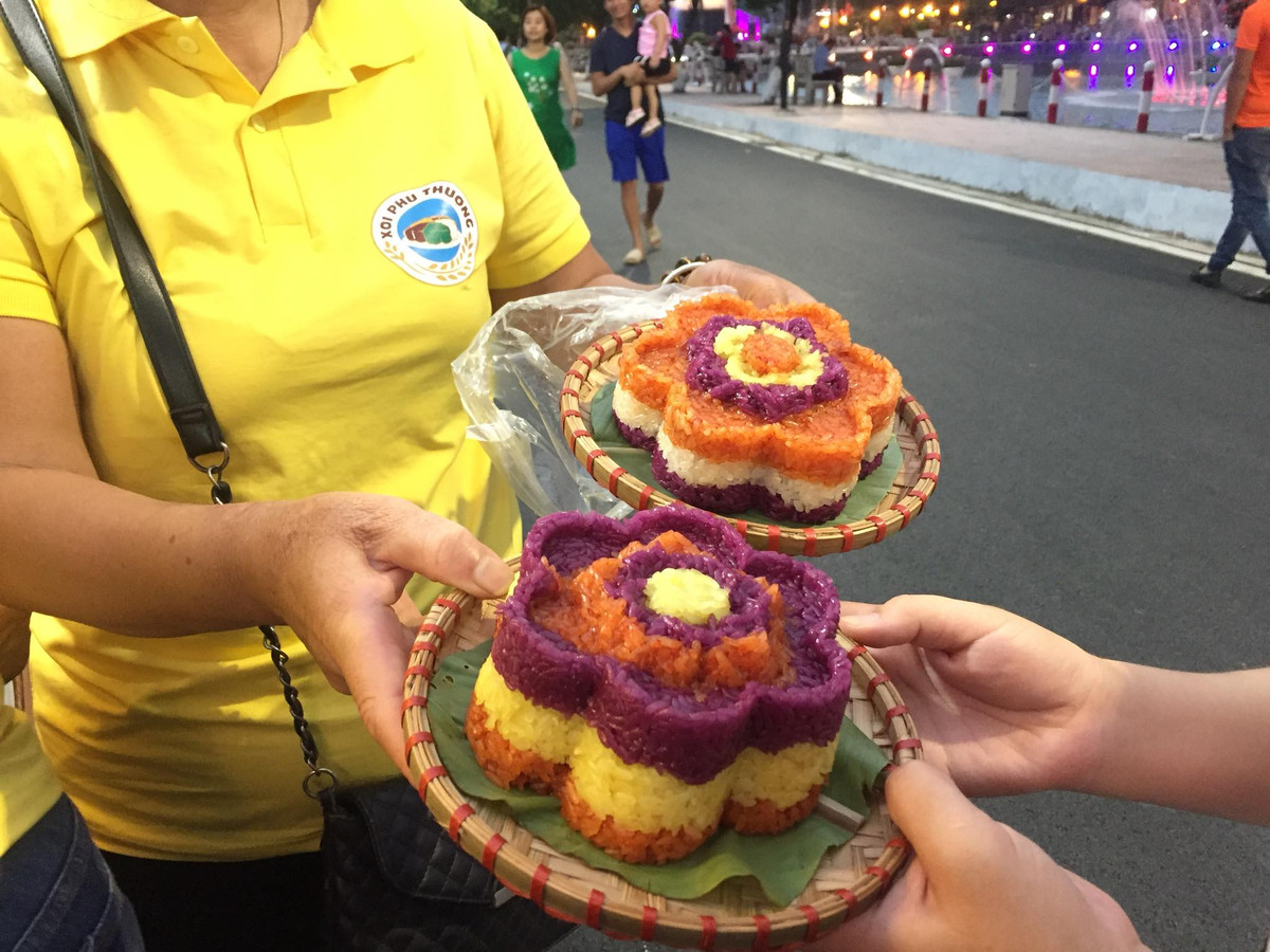 Những mẹt xôi ngũ sắc được các nghệ nhân làng Phú Thượng chuẩn bị để "tiếp đãi" những thực khách khi đến với tuyến phố đi bộ Trịnh Công Sơn.