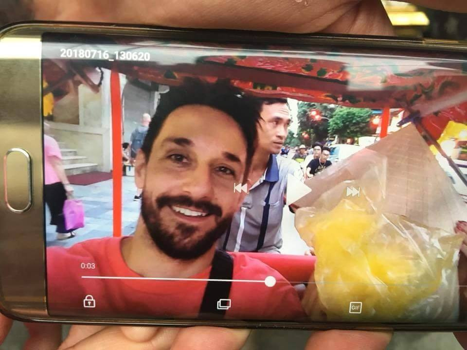 "Thật là xấu hổ, nhìn mặt anh Tây trong ảnh cười tươi vui vẻ mà biết đâu phía trước là chuyện lừa đảo cơ chứ. Thật ngán ngẩm cho người lái xích lô, tức giận thực sự", dân mạng khác bình luận.