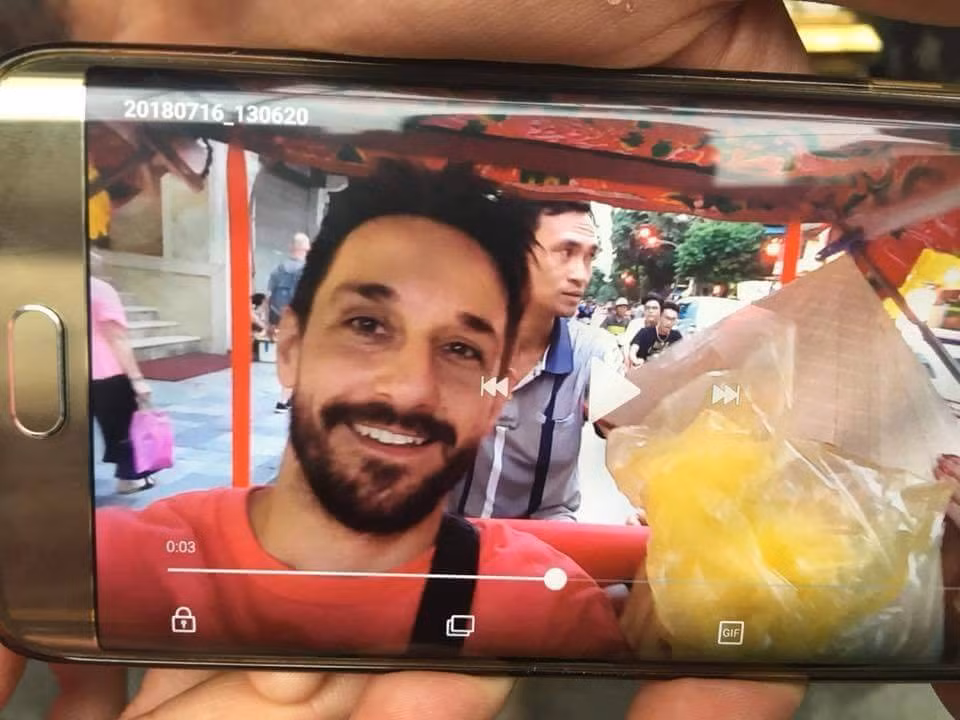 "Thật là xấu hổ, nhìn mặt anh Tây trong ảnh cười tươi vui vẻ mà biết đâu phía trước là chuyện lừa đảo cơ chứ. Thật ngán ngẩm cho người lái xích lô, tức giận thực sự", dân mạng khác bình luận.