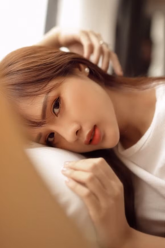 Đăng kèm với những hình ảnh hở bạo, bạn gái cầu thủ Trọng Đại viết lời dẫn đầy mùi, ngôn tình, sướt mướt: "Anh ấy nói anh ấy thích hoa hồng. Tôi liền trồng một vườn hồng rất đẹp sau nhà. Anh ấy nói, anh thích cô ta. Tôi liền chôn luôn cô ta trong vườn hồng".