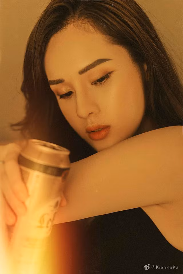 Sau chia sẻ cho biết không đi thi hoa hậu, Huyền Trang chăm chỉ chụp ảnh và up dòng trạng thái "thả thính" trên trang cá nhân.