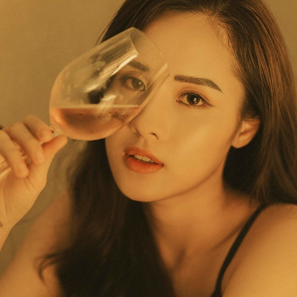 Sau khi dừng bước ở vòng chung khảo Hoa hậu Thế giới Việt Nam 2019, Huyền Trang cho biết không thi Hoa hậu nữa để tập trung cho công việc kinh doanh và kiếm tiền.