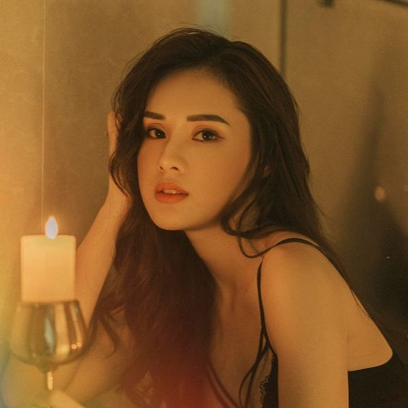 Thời gian gần đây, những dòng caption của Huyền Trang "sặc mùi" thả thính. Cách đây chưa lâu, cô nàng Á hoàng trang sức này từng đăng bài: "Khoá nhà, khoá két, khoá xe. Chi bằng anh thử, khoá môi em này".