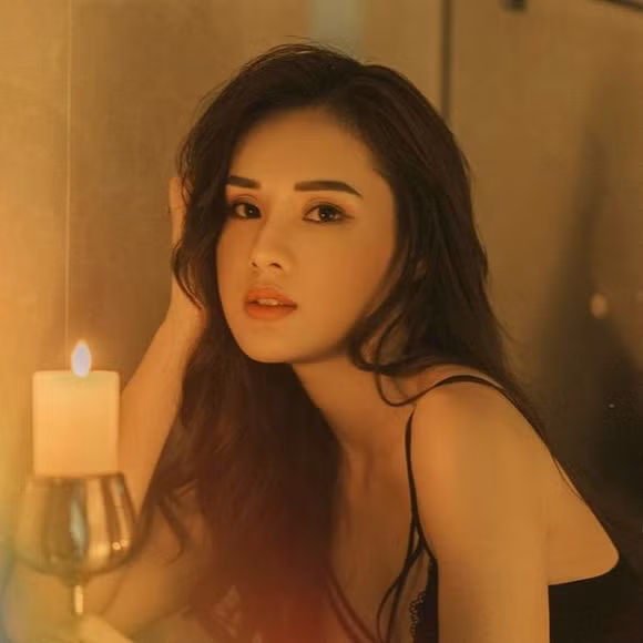 Thời gian gần đây, những dòng caption của Huyền Trang "sặc mùi" thả thính. Cách đây chưa lâu, cô nàng Á hoàng trang sức này từng đăng bài: "Khoá nhà, khoá két, khoá xe. Chi bằng anh thử, khoá môi em này".