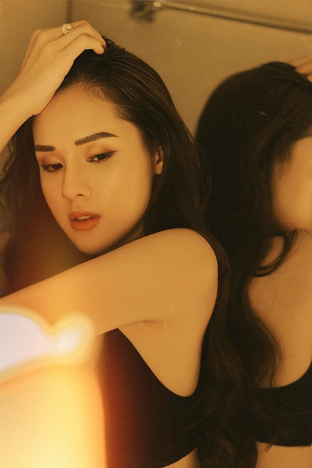 Hình ảnh ướt át "thả thính" dân mạng ngày một xuất hiện nhiều trên trang cá nhân của Huyền Trang.