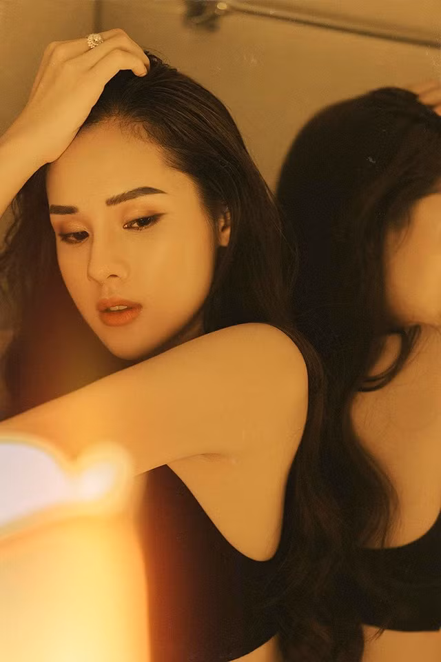 Hình ảnh ướt át "thả thính" dân mạng ngày một xuất hiện nhiều trên trang cá nhân của Huyền Trang.