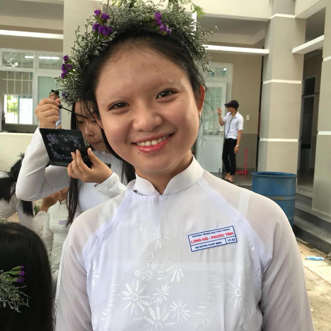 Dường như, chẳng ai để tâm đến việc mình vừa đánh mất một điểm nhấn rất quan trọng làm nên vẻ đẹp của khuôn mặt, thay vào đó, ai cũng đều vui vẻ, hào hứng. Nhìn những khuôn mặt "vắng bóng" lông mày mà người xem không nhịn được cười.