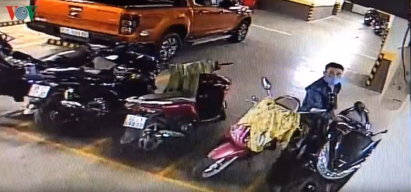 Trom ngang nhien vao chung cu cao cap lay trom xe may