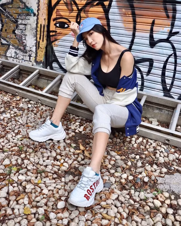 Mới đây, nhân dịp sinh nhật 1 thành viên trong nhóm, hội chị em thân thiết của Dao Dao đã tới Việt Nam để du lịch và đã ghé thăm nhiều địa điểm du lịch nổi tiếng ở Sài Gòn như Nhà thờ Đức Bà, Bưu điện thành phố và cả Công viên nước Suối Tiên.