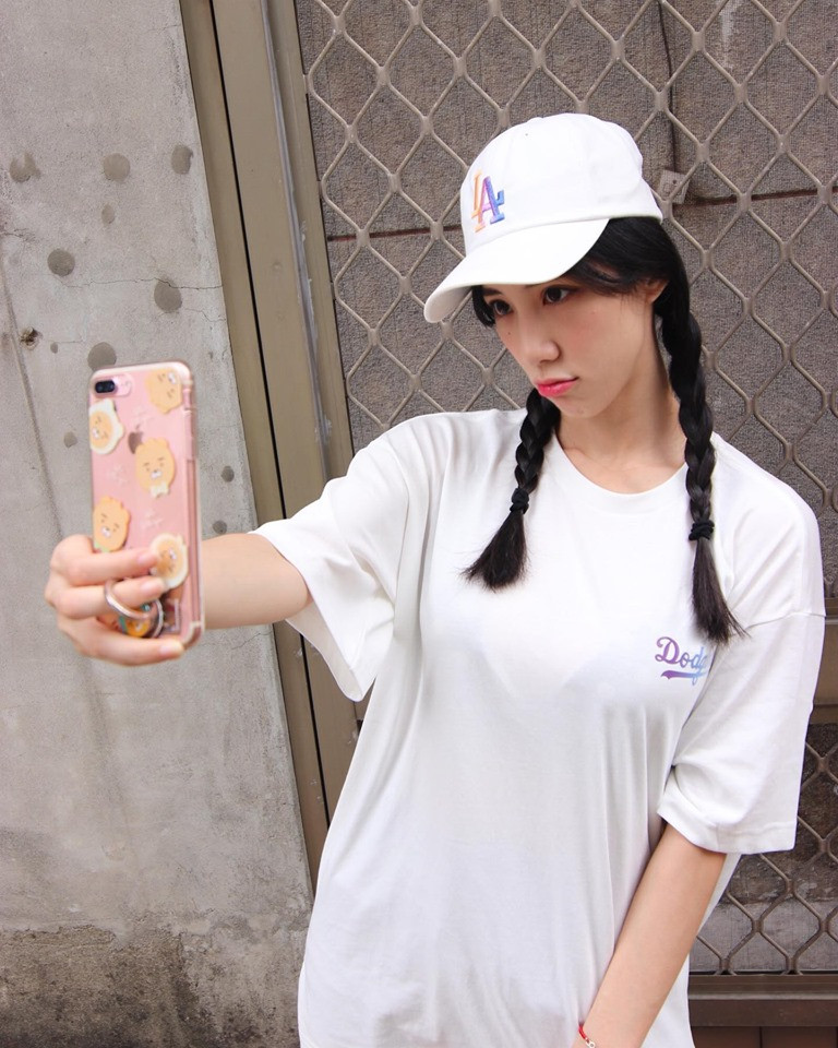 Bên cạnh những người ném đá vì hiểu nhầm Dao Dao tạo dáng phản cảm tại nơi tôn nghiêm thì vẫn có nhiều người dành lời khen cho cô nàng vì sở hữu thân hình nóng bỏng.