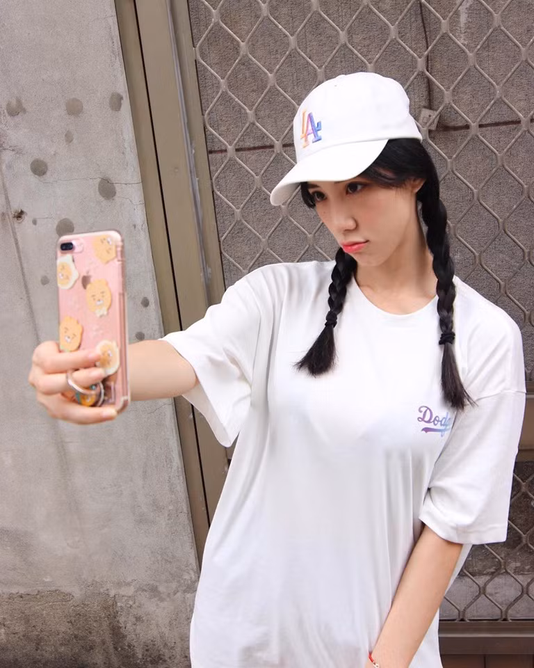 Bên cạnh những người ném đá vì hiểu nhầm Dao Dao tạo dáng phản cảm tại nơi tôn nghiêm thì vẫn có nhiều người dành lời khen cho cô nàng vì sở hữu thân hình nóng bỏng.