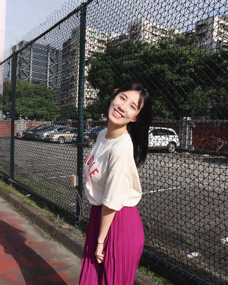 Chưa kể việc Dao Dao lại còn là người của công chúng nên việc thiếu hiểu biết khi tạo dáng phản cảm trước bức tượng tại Việt Nam là điều không thể chấp nhận được.