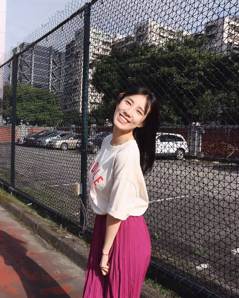 Chưa kể việc Dao Dao lại còn là người của công chúng nên việc thiếu hiểu biết khi tạo dáng phản cảm trước bức tượng tại Việt Nam là điều không thể chấp nhận được.