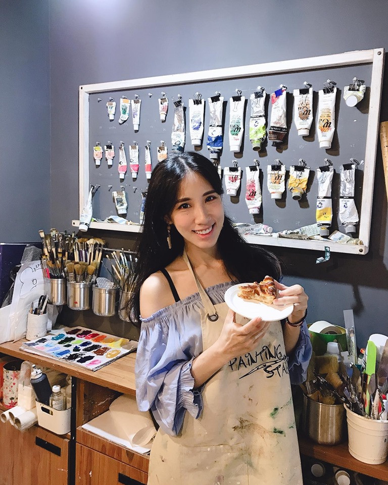 Trên trang cá nhân của mình, Dao Dao thường xuyên cho "show hàng" những bức ảnh khoe nhan sắc cùng gu ăn mặc trẻ trung và nhận được nhiều lời khen từ CĐM.