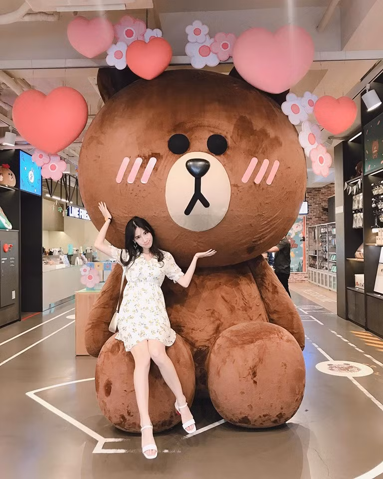 Đáp lại dư luận, Dao Dao đã lên tiếng giải thích rằng đây chỉ là công viên biển nhân tạo, không chỉ cô mà rất nhiều du khách khác cũng tới đây, diện trang phục bikini như vậy.