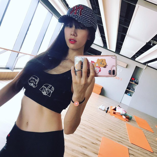 Sau khi bức ảnh chụp tại Suối Tiên của Dao Dao được đăng tải, nhiều netizen đã vào ném đá vì cho rằng cô nàng tạo dáng phản cảm, uốn éo trước một bức tượng như vậy là không thể chấp nhận được.