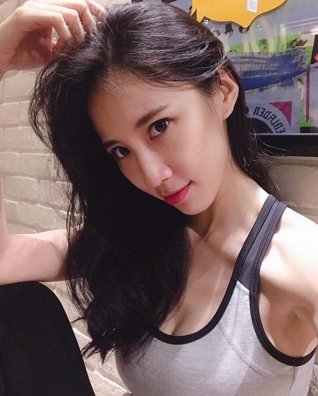 Mac bikini chup anh duoi nuoc, hot girl Dai Loan bi nem da vi ly do... 