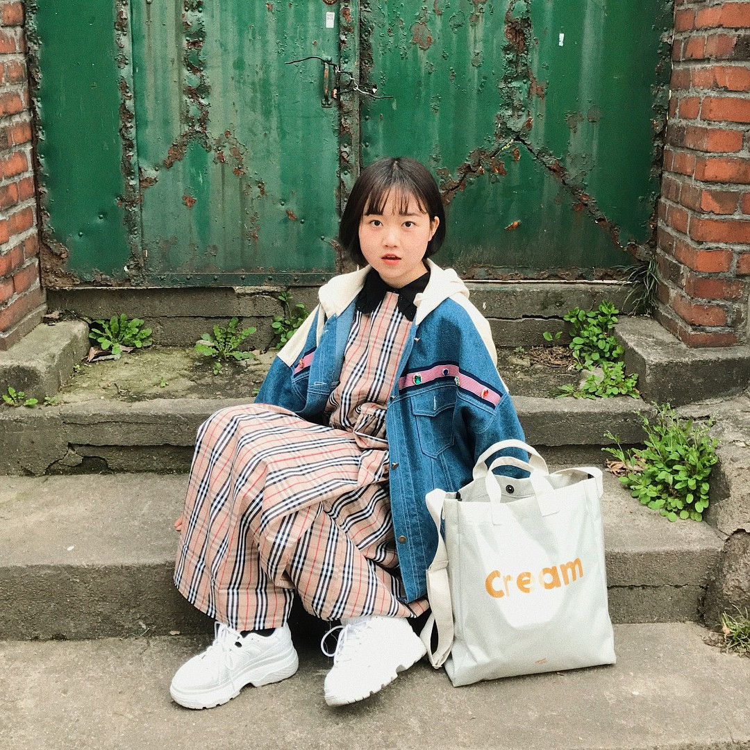 Dù gương mặt có phần tròn trịa song vóc dáng của cô bạn Hàn Quốc mảnh mai nên khi diện quần áo theo concept nào cũng trông rất hợp mắt.