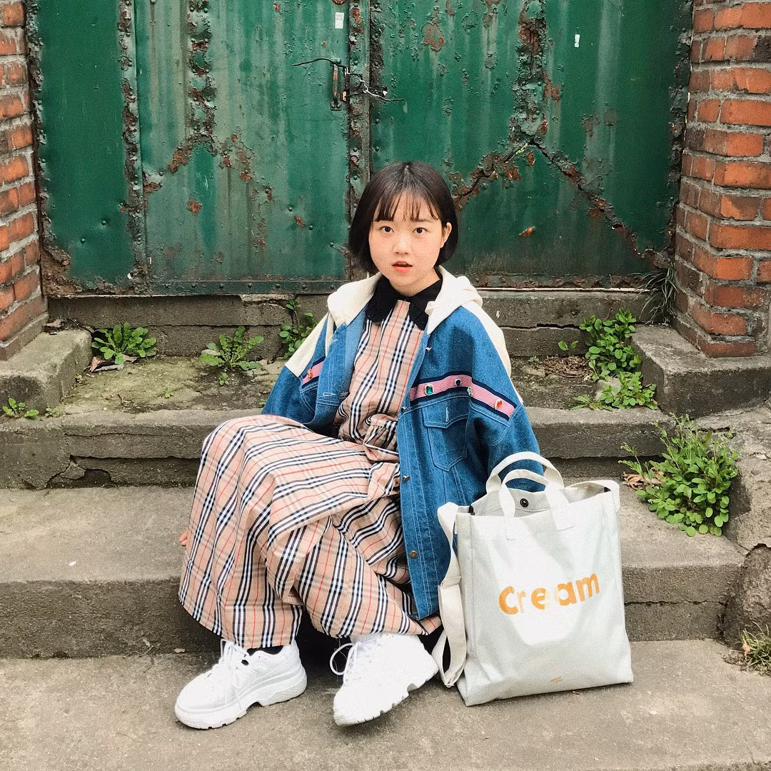 Dù gương mặt có phần tròn trịa song vóc dáng của cô bạn Hàn Quốc mảnh mai nên khi diện quần áo theo concept nào cũng trông rất hợp mắt.