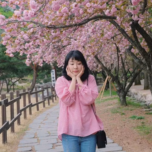 Giữa một khung cảnh đẹp tràn ngập hoa anh đào, bạn chẳng cần phải tạo dáng cầu kỳ, chỉ cần đứng đó cười rạng rỡ thôi, là đã có một tấm hình tuyệt đẹp. Ảnh: Huyền Nga.