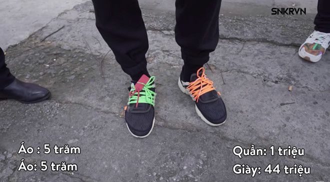 Tuy nhiên, điều khiến cộng đồng mạng chú ý tới sự kiện này ngoài các bạn trẻ ăn mặc phong cách thì đó là clip khoe đồ trăm triệu. Hầu hết, các bạn đều giới thiệu những món đồ mình đang "đắp" lên người đều có giá tiền triệu cho tới vài chục triệu đồng.