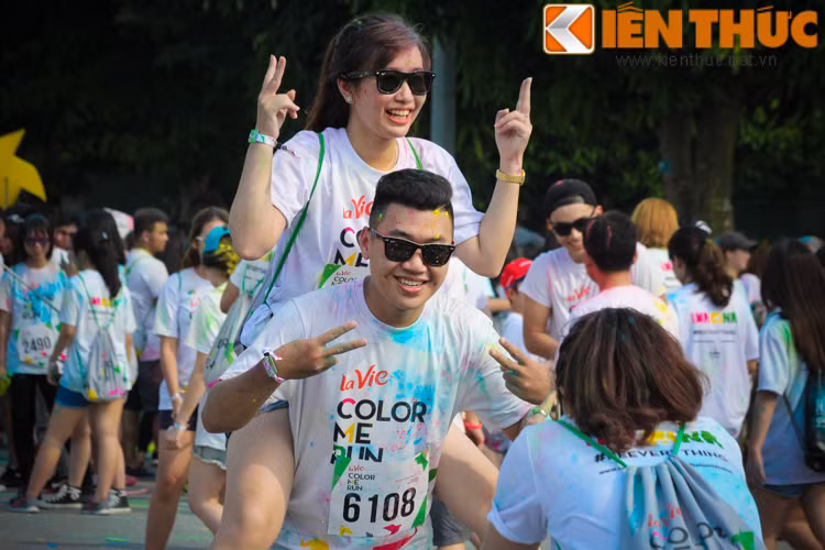 Tranh thủ trước giờ xuất phát, các bạn trẻ đã tự sướng với nhau và tỏ ra vô cùng háo hức và sẵn sàng bước vào những thú vị chờ ở phía trước.