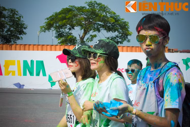 Đến với lễ hội Đường chạy sắc màu năm nay, các bạn trẻ đã chuẩn bị tinh thần rất ngay. Ngay từ rất sớm họ đã tập trung để chuẩn bị bước vào những phút giây vui vẻ những túi bột màu và âm nhạc vô cùng sôi động.