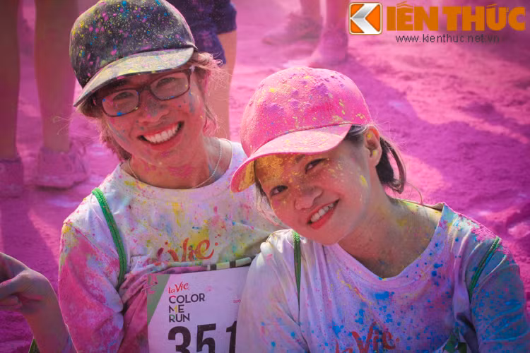 Theo quan sát của PV Kiến Thức, chương trình Đường chạy sắc màu 2016 đã thu hút tới hơn 10.000 bạn trẻ tới tham dự. Mặc dù mệt mỏi bởi thời tiết khá oi nóng nhưng các bạn tỏ ra rất quyết tâm và quẩy tưng bừng.