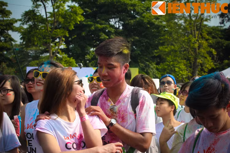 Mặt mũi lấm lem nhưng dường như đó là mới là thú vui của các trẻ khi tham gia lễ hội được trông chờ từ lâu này. Khi tham gia, người chơi sẽ cùng xuất phát với hàng ngàn người tham gia khác trong màu áo trắng, sau đó được tung phủ bột màu khi chạy qua các trạm màu khác nhau được đặt xuyên suốt đường chạy.