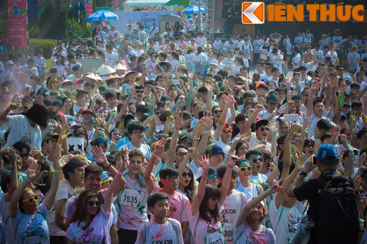Chiều 28/5, lễ hội Đường chạy sắc màu ( Color me run) lần thứ hai đã được tổ chức tại Vinhomes riverside Long Biên Hà Nội. Đây là lần thứ hai sự kiện hấp dẫn này được tổ chức và được giới trẻ Hà thành nhiệt tình hưởng ứng.
