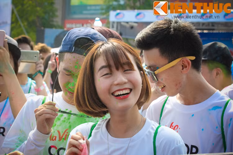 Khá nhiều những hot girl Hà thành đã tới tham dự chương trình Đường chạy sắc màu 2016 này. Trên hình là cô nàng nổi tiếng Linh Kett từng đình đám cộng đồng mạng.