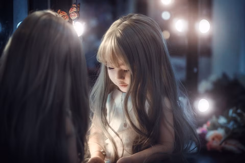 Trong bộ ảnh mới, cô bé tóc xù có tên San San (4 tuổi, ở Hà Nội) xuất hiện với bộ tóc giả che đi mái tóc xù đã trở thành "thương hiệu" của mình.