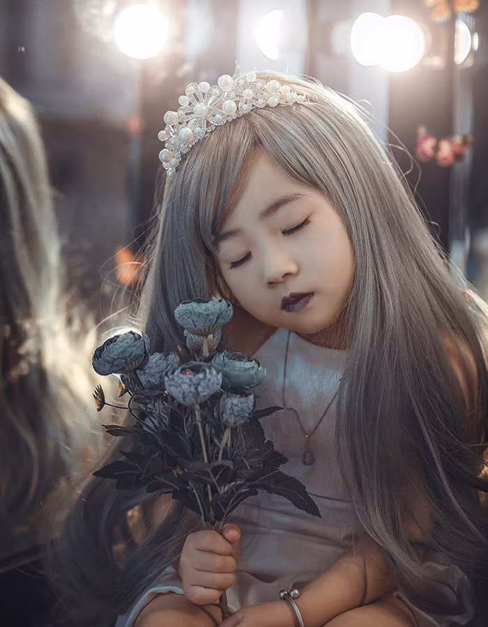 Khuôn mặt biểu cảm tốt là nét nhấn chủ đạo trong bộ ảnh Công chúa ma của bé gái San San.