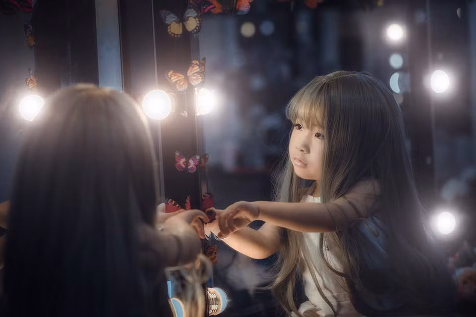 ... lúc nghiêm túc, ma mị; lúc hồn nhiên, tinh nghịch.