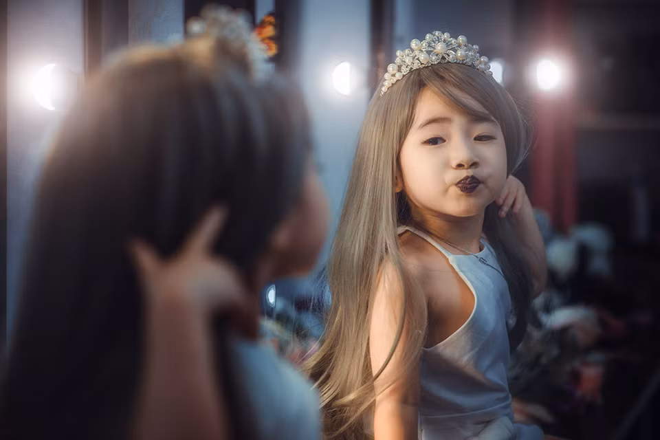 Sau khi ngắm nhìn bộ ảnh này, nhiều người nhận xét rằng mặc dù nhỏ tuổi nhưng San San đã có cách diễn khá chuyên nghiệp và trong tương lai có thể là một người mẫu ảnh sáng giá.