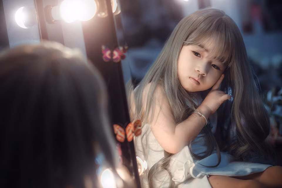 Khác với tạo hình dễ thương trong bộ ảnh trên đầm sen, lần này San San lại cho thấy vẻ ma mị và huyền bí khi hóa thân thành Công chúa ma.