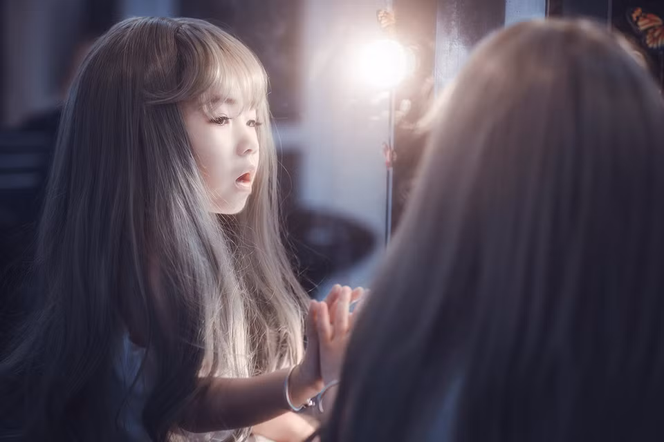 Điều làm nên thành công cho bộ ảnh mới này của San San đó chính là việc cô bé biểu cảm góc mặt khá tốt...