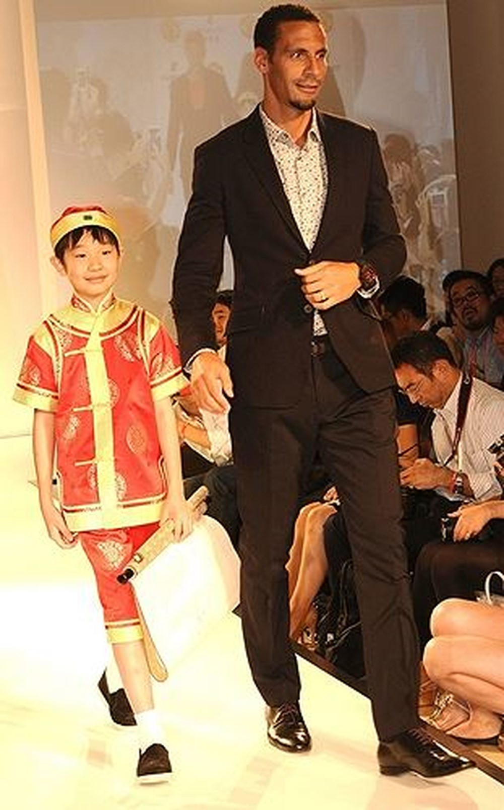 Rio Ferdinand cực chất trong bộ đồ mùa đông. Cựu trung vệ của MU có chiều cao lý tưởng 1m91 và phom người chuẩn, nên thường xuyên làm bạn với các sàn diễn.