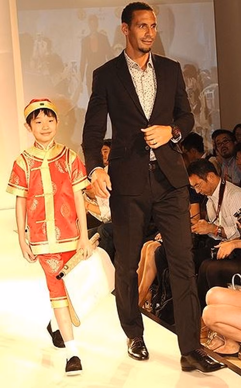 Rio Ferdinand cực chất trong bộ đồ mùa đông. Cựu trung vệ của MU có chiều cao lý tưởng 1m91 và phom người chuẩn, nên thường xuyên làm bạn với các sàn diễn.