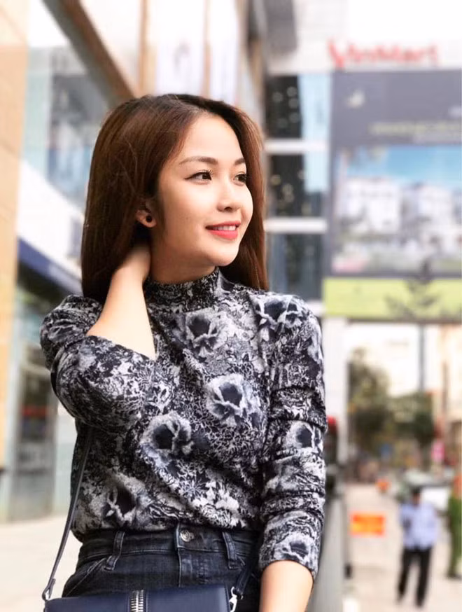 Theo chia sẻ của cô gái 9X quê Nghệ An này thì ngay khi còn bé, cô bắt đầu theo học và làm quen với những nốt nhạc ở nhà thiếu nhi thành phố Vinh. Được lựa chọn vào đội nghệ thuật nhà thiếu nhi, Ngọc Trâm có cơ hội đi biểu diễn khắp các tỉnh thành, làm quen với các sân khấu lớn nhỏ.