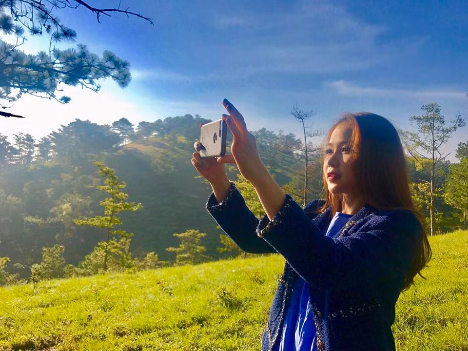 Một lần nữa phải thay đổi môi trường sống, Ngọc Trâm lại thêm một lần khó khăn, từ phong cách sống cho đến làm việc. Tuy nhiên, được sự chỉ bảo của các đàn anh, đàn chị đi trước, cô bạn 9X này nhanh chóng thích nghi với môi trường mới và tiếp tục công cuộc đi làm nghệ thuật chân chính.