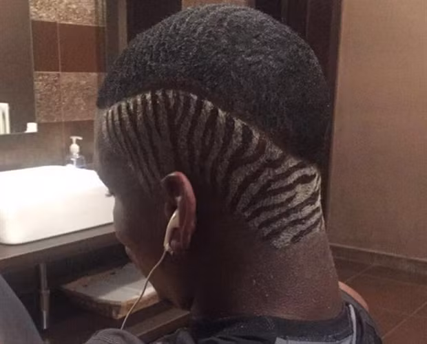 Có thể khẳng định được rằng, trong làng túc cầu giáo hiện tại thì sao mai Paul Pogba của CLB Juventus là người chịu khó thay đổi kiểu tóc nhất. Mới đây, tiền vệ này đã trình làng mẫu đầu mới theo phong cách ngựa vằn.