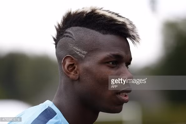 Không chỉ thu hút bằng kỹ thuật thượng thừa, lối chơi xông xáo mà Paul Pogba còn khiến nhiều khán giả tò mò tới sân để ngắm trực tiếp mái đầu của anh được thay đổi qua từng tuần đấu.