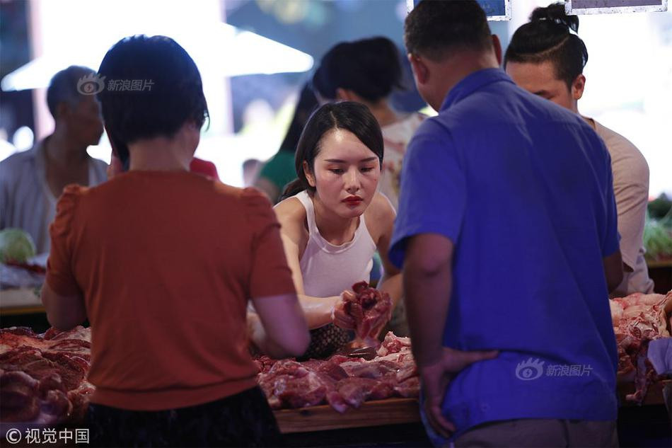 Hình ảnh cô nàng với gương mặt sáng láng đứng bán thịt lợn khiến nhiều người không khỏi tò mò và thích thú. Không chỉ sở hữu sắc đẹp mà, cô gái họ Vi là người luôn ăn mặc thời thượng và luôn tươi cười với mọi người khi bán hàng.