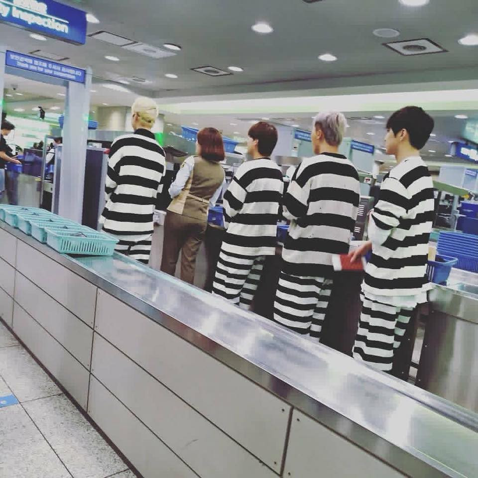 Nhiều nhóm bạn đã dùng đồ phạm nhân để làm đồng phục đi du lịch.