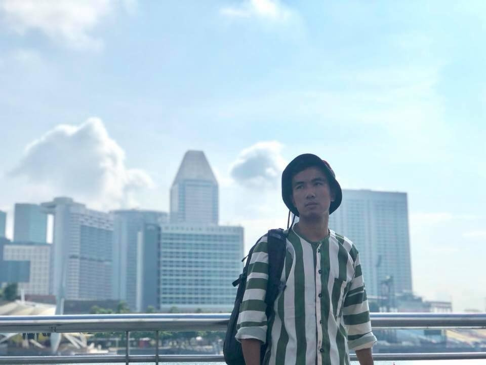 Trước đó, CĐM đã từng chứng kiến nhiều trường hợp các bạn trẻ mặc màu áo sọc kẻ trắng thường dành cho các tù nhân ra đường.