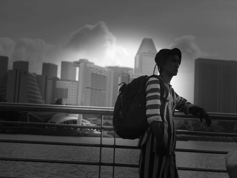 Không chỉ mặc trong nước, nhiều người còn diện bộ đồ phạm nhân này sang tận nước ngoài để du lịch.