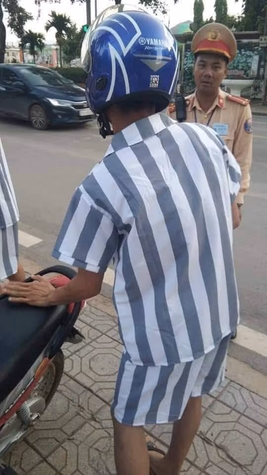 Mới đây trên MXH, hình ảnh người đàn ông mặc áo tù nhân ra đường và bị công an bắt lại với lý do cho rằng trốn trại giam khiến nhiều người chú ý.