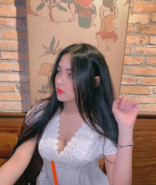 Nữ sinh 10X Sài thành được dân mạng chú ý có tên đầy đủ là Trần Hải Nhi - nữ sinh lớp 12 trường THPT Bình Hưng Hòa, TP HCM. Cô nàng này sở hữu gương mặt đẹp và đặc biệt đó là chiều cao 1m71 cùng số đo 3 vòng 91-64-96.