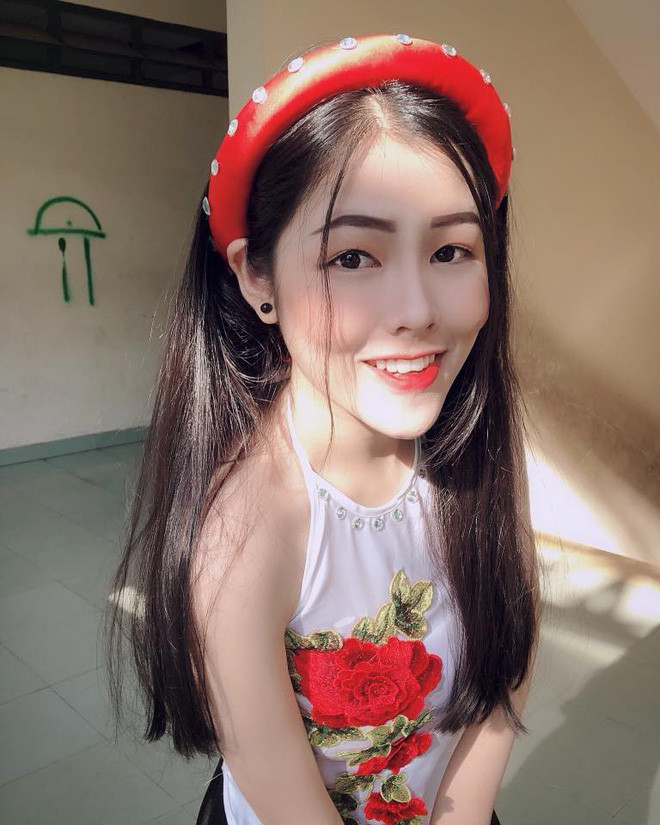 Hải Nhi từng xuất hiện trên một vài diễn đàn trai xinh - gái đẹp. Ngay khi xuất hiện, cô nàng này ngay lập tức chiếm sóng và nhận không ít những bình luận "có cánh" cho nhan sắc của mình.